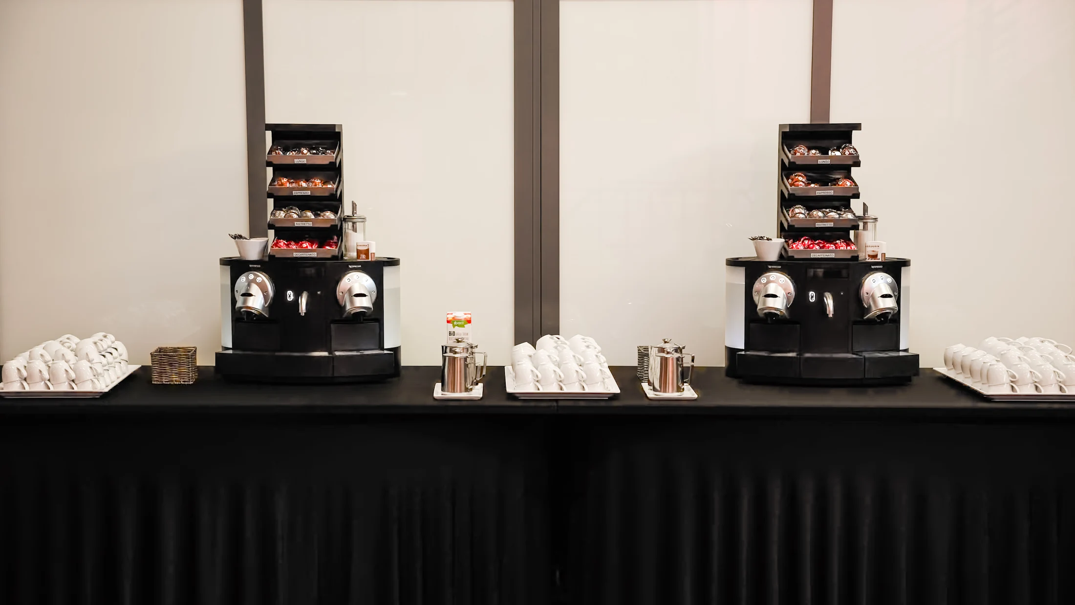 Station de café préparée avec tasses et machines à café pour les pauses.