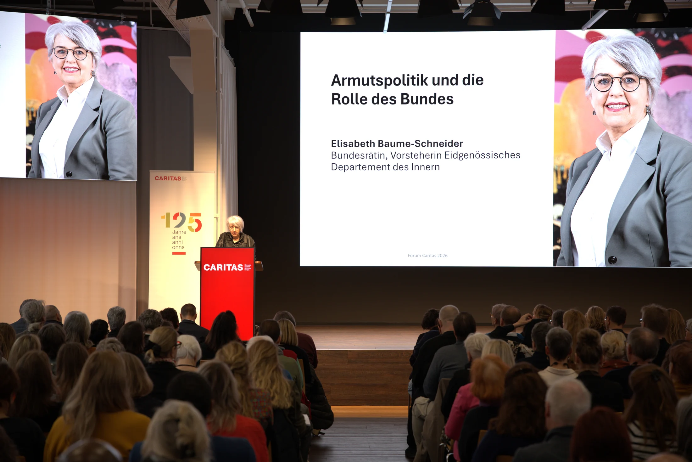 Keynote vor Publikum und grossen LED-Wänden im Plenarsaal