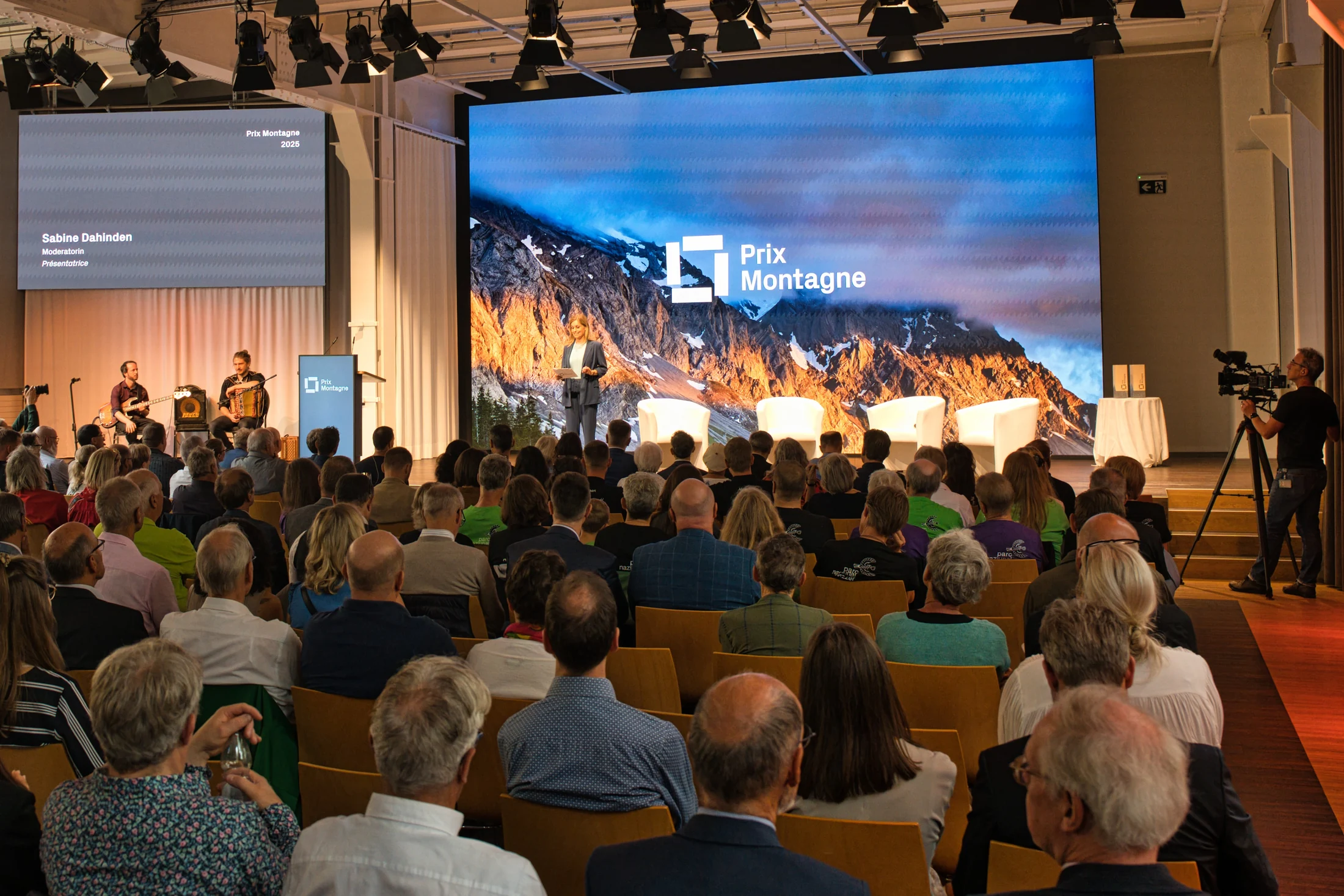 Gut besuchter Anlass mit Publikum und Präsentation im Plenarsaal.