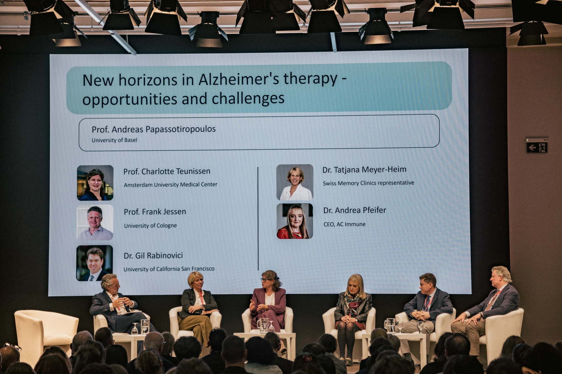 Panel discussion with five guests on stage at Eventforum Bern.