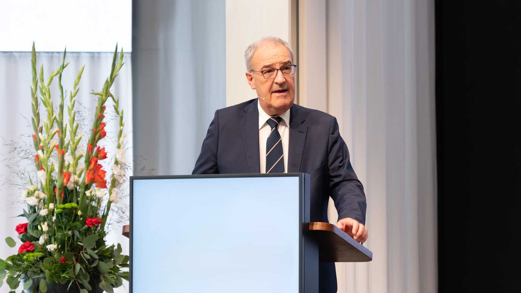 A speaker at the lectern during a specialist conference at Eventforum Bern.
