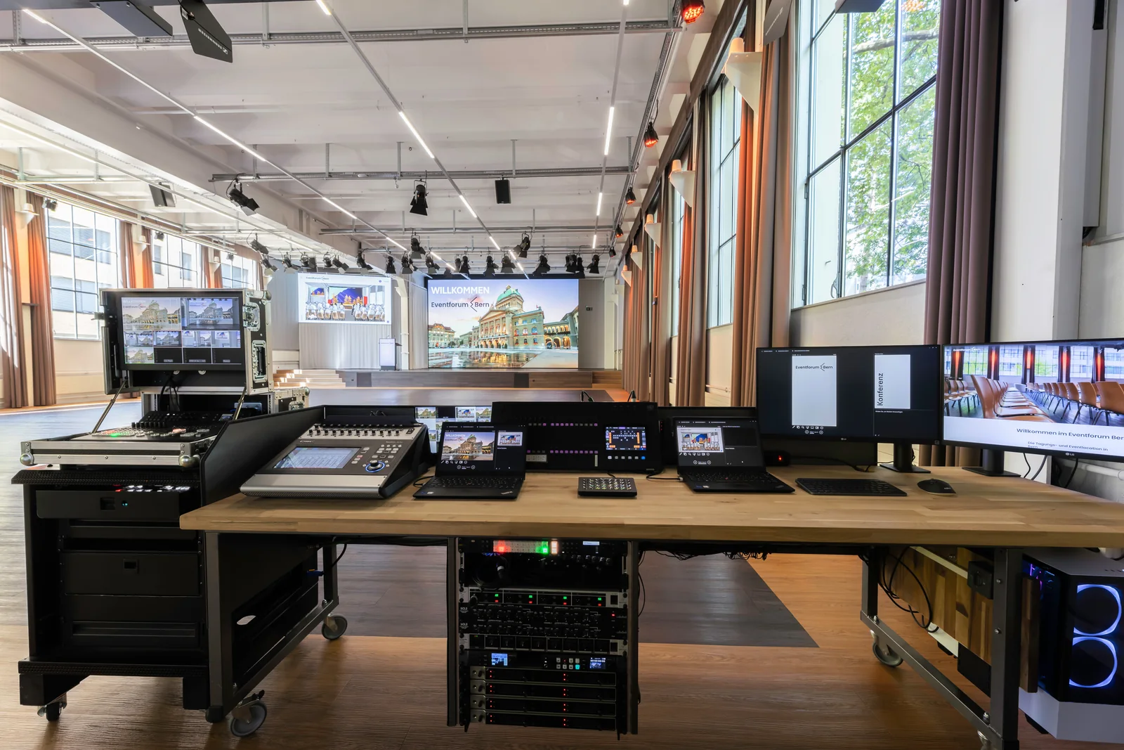 Technikerplatz mit Mischpult in der Eventhalle des Eventforums Bern