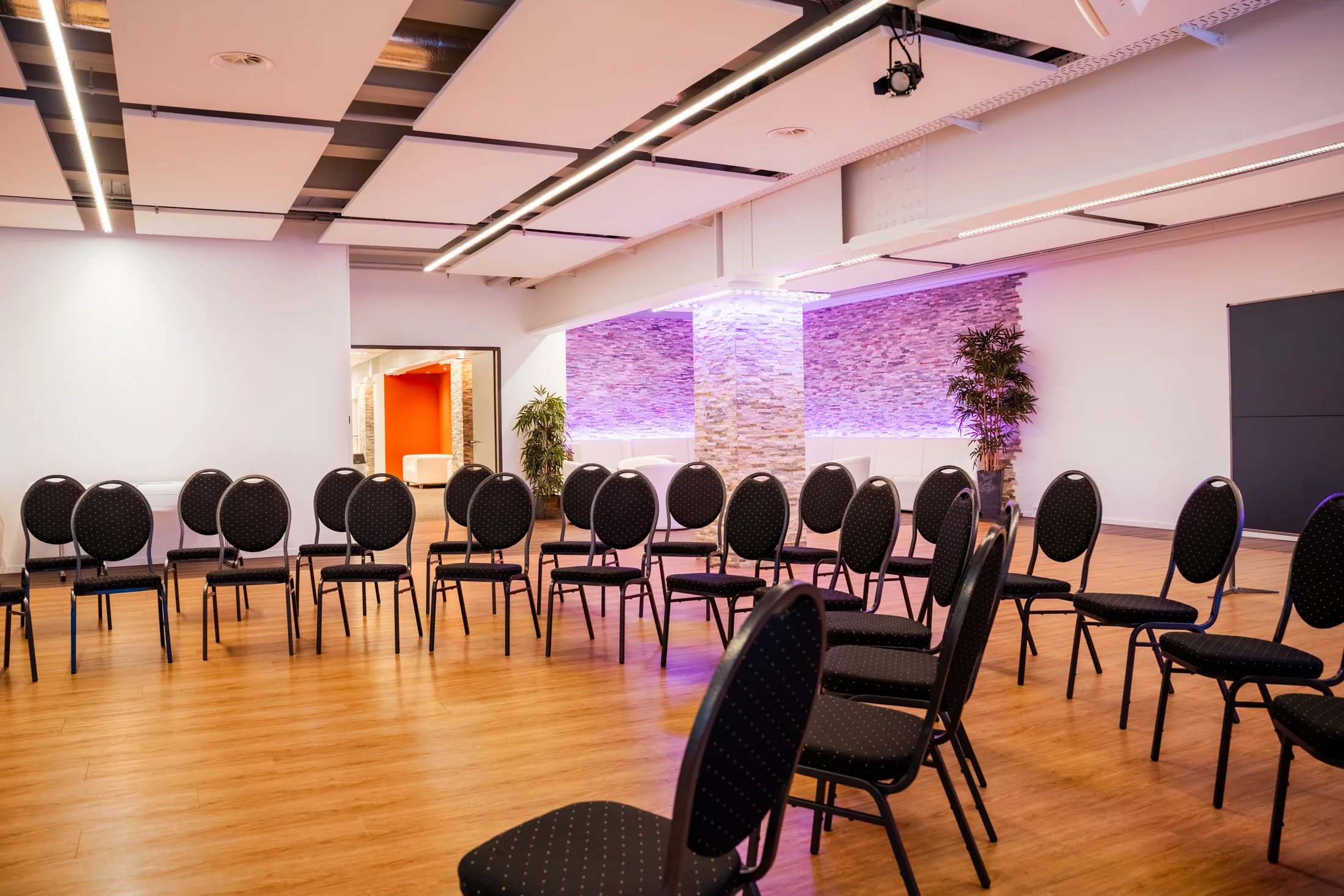 Vorbereiteter Workshopraum mit Tischen und Stühlen