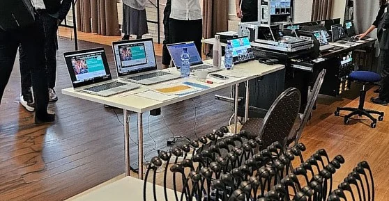 Eventtechnik-Arbeitsplatz mit Laptops, Regietechnik und Mikrofonanlage im Eventforum Bern.