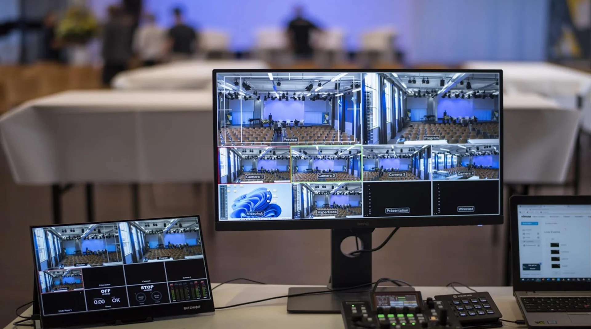 Livestream-Regie mit Monitoren und Kameraperspektiven für eine Veranstaltung im Eventforum Bern.