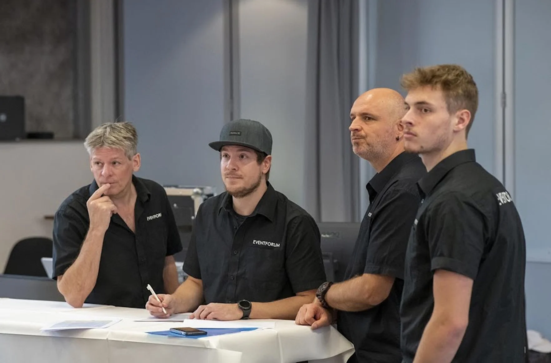 eventtechnik team bei besprechung