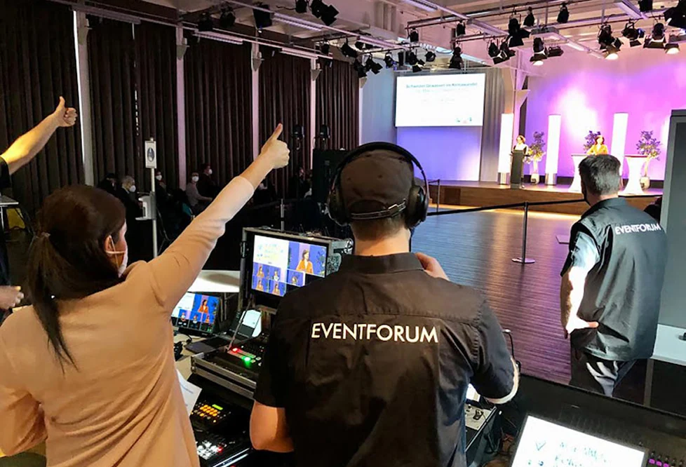 Eventtechnik-Team betreut die Regie während einer Podiumsdiskussion im Eventforum Bern.
