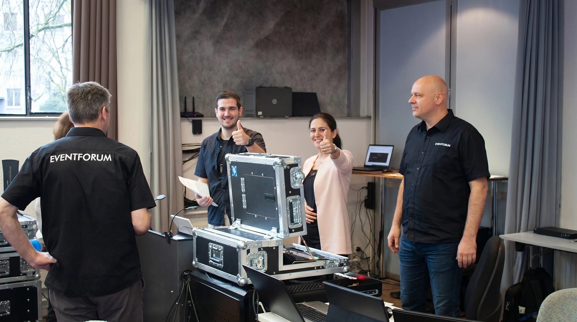 Eventtechnik-Team beim Aufbau der Regietechnik im Eventforum Bern.