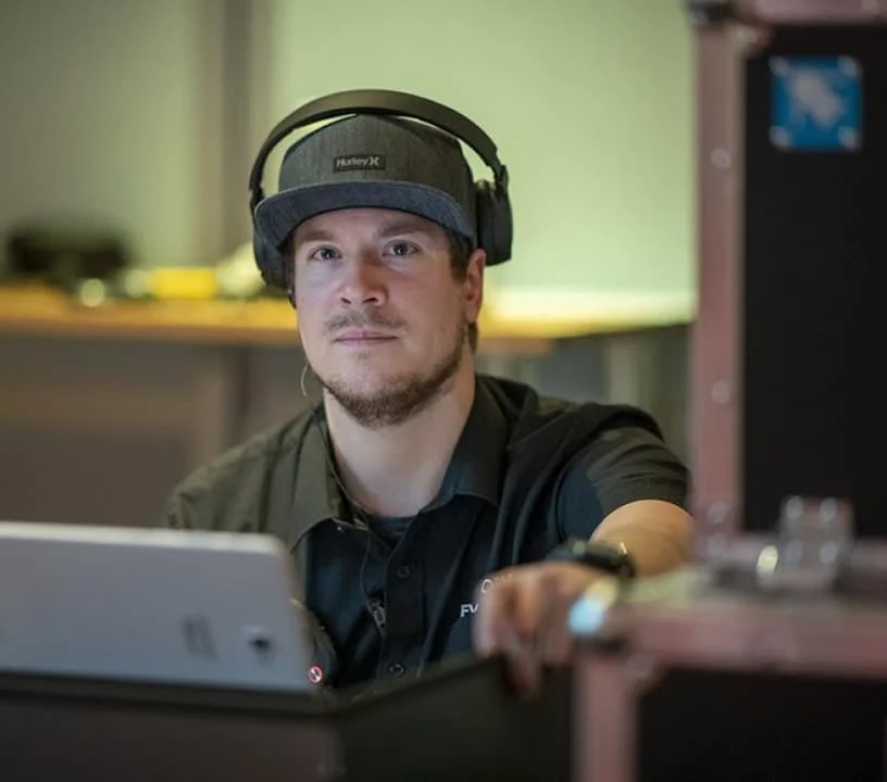 Eventtechniker mit Headset an der Regie im Eventforum Bern.