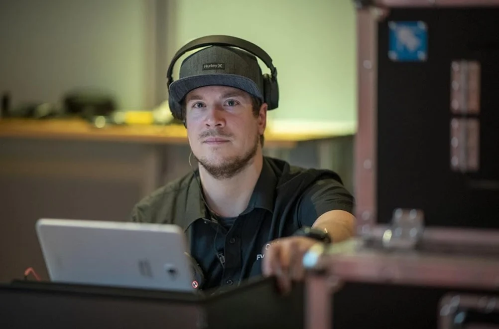 Eventtechniker mit Headset an der Regie im Eventforum Bern.