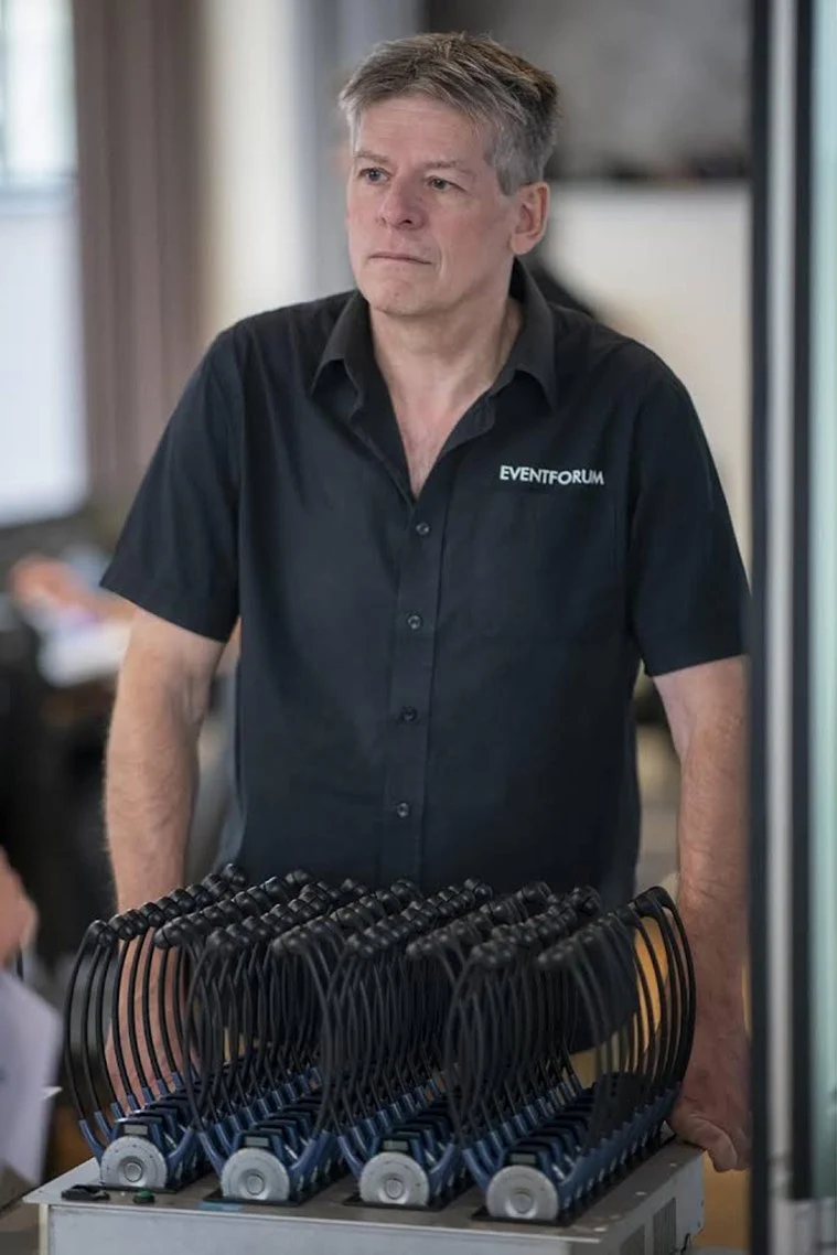 Eventtechniker mit Mikrofonanlage im Eventforum Bern.