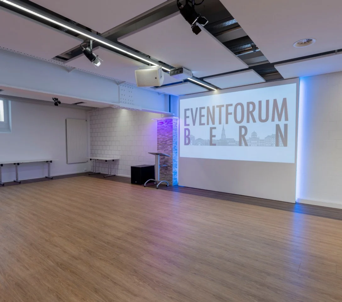 FabrikLounge mit Projektion des Eventforum-Bern-Logos an der Wand