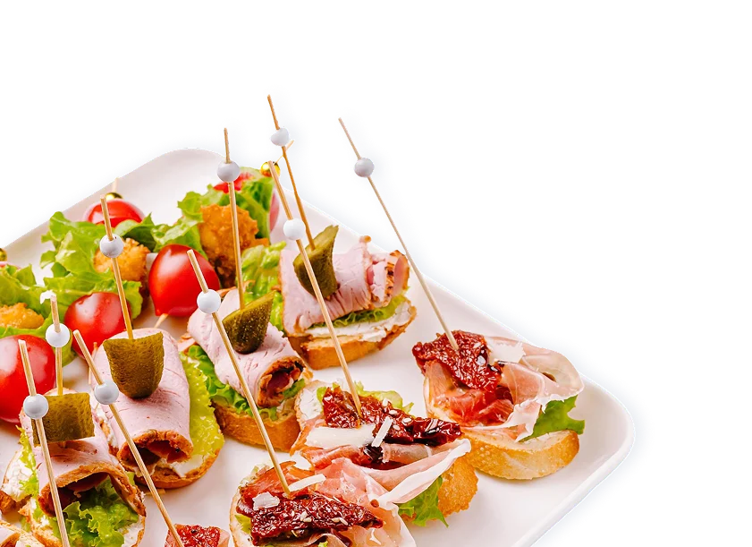 Fingerfood-Platte mit Canapés, Salat, Tomaten und Spiessen für Catering im Eventforum Bern.