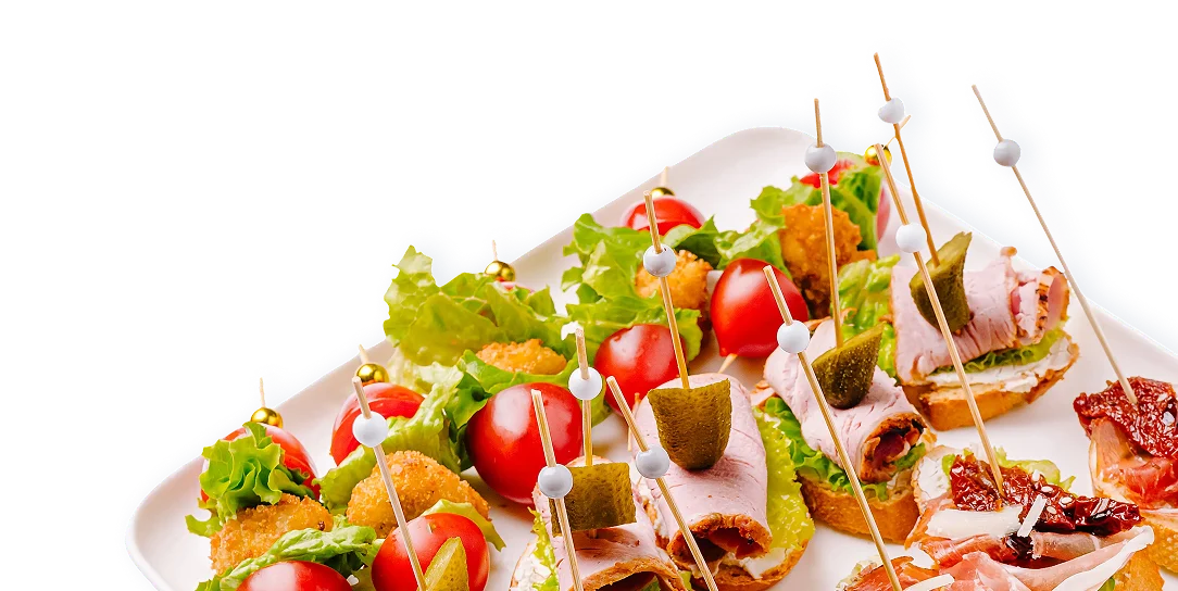 Fingerfood-Platte mit belegten Häppchen, Tomaten und Salat für Catering im Eventforum Bern.