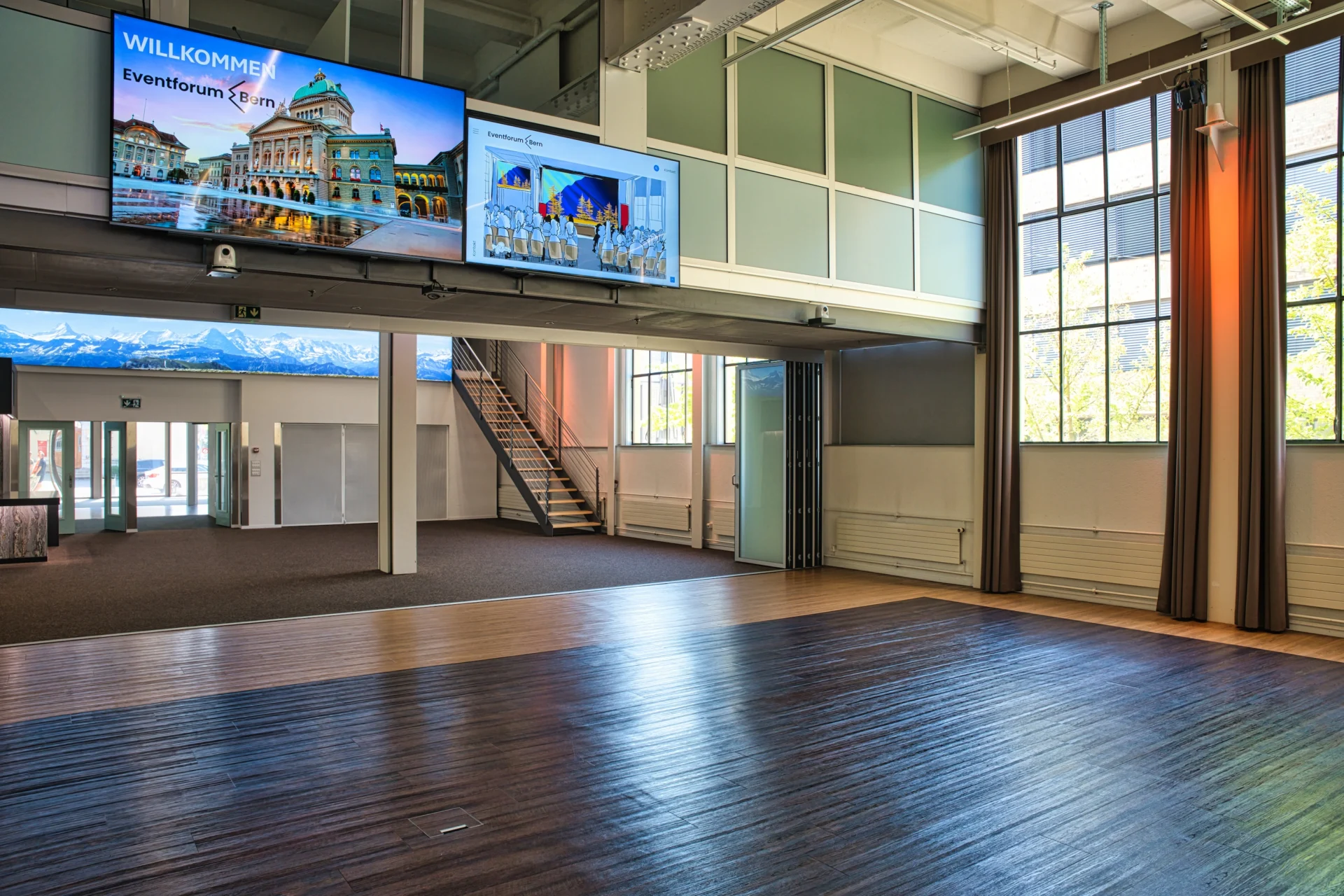 Foyer des Eventforums Bern mit LED-Wand, Galerie und Treppe