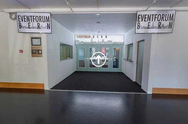 Foyer mit Beschilderung und Glastüren zum Eingang des Eventforum Bern.