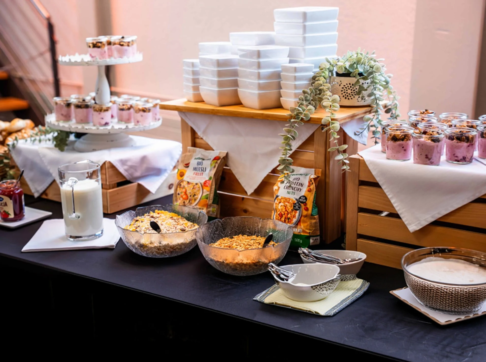Frühstücks-Buffet mit Müsli, Joghurt, Milch und gestapelten Schalen im Eventforum Bern.