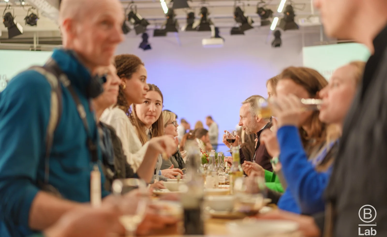 Tagungsgäste beim gemeinsamen Essen an einer langen Tafel im Eventforum Bern