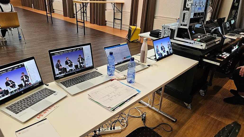 Hybrid-Kongress im Eventforum Bern mit Laptops und Livestream-Technik