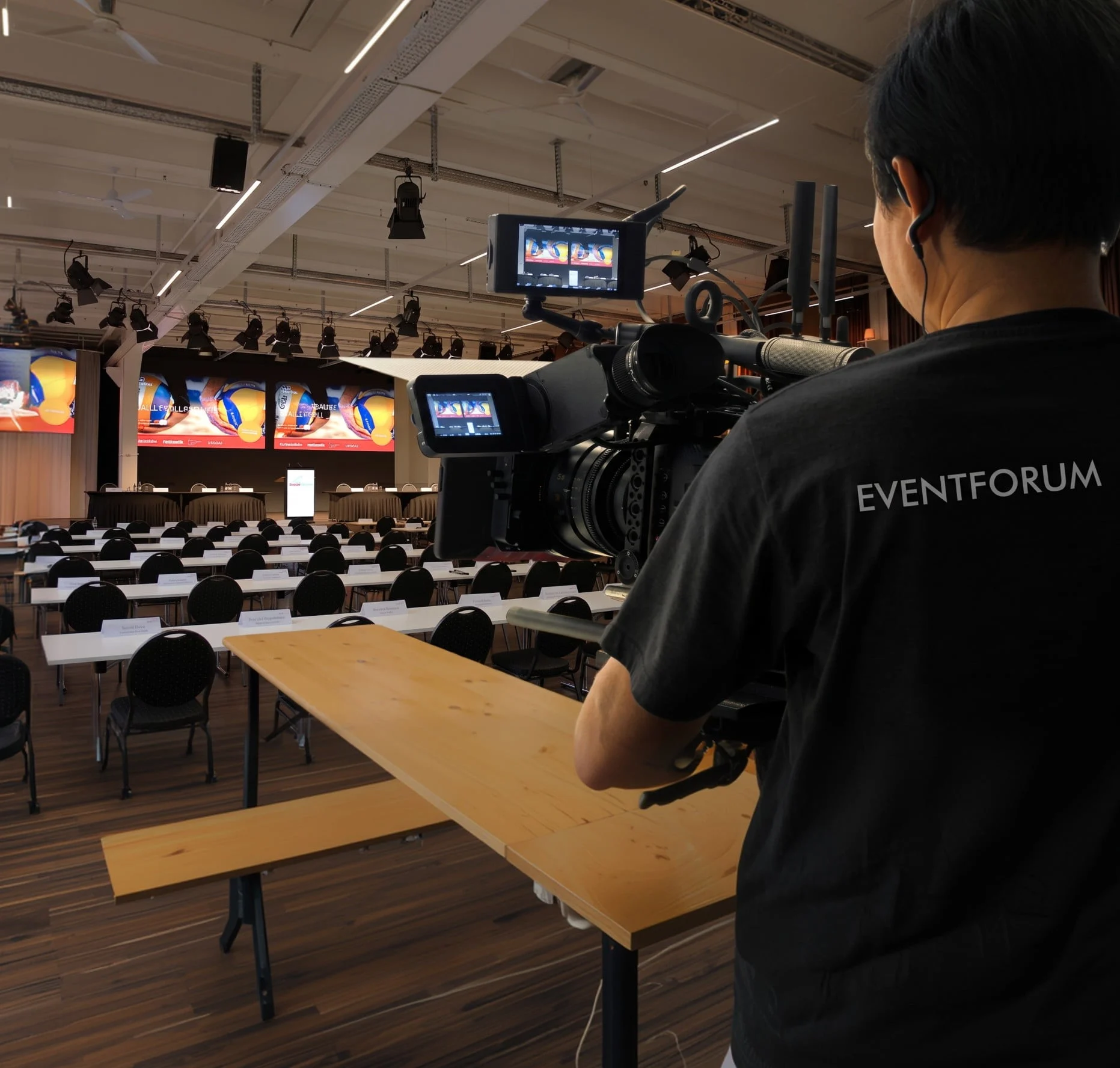 Kameramann zeichnet eine Veranstaltung im Konferenzsaal des Eventforum Bern auf.