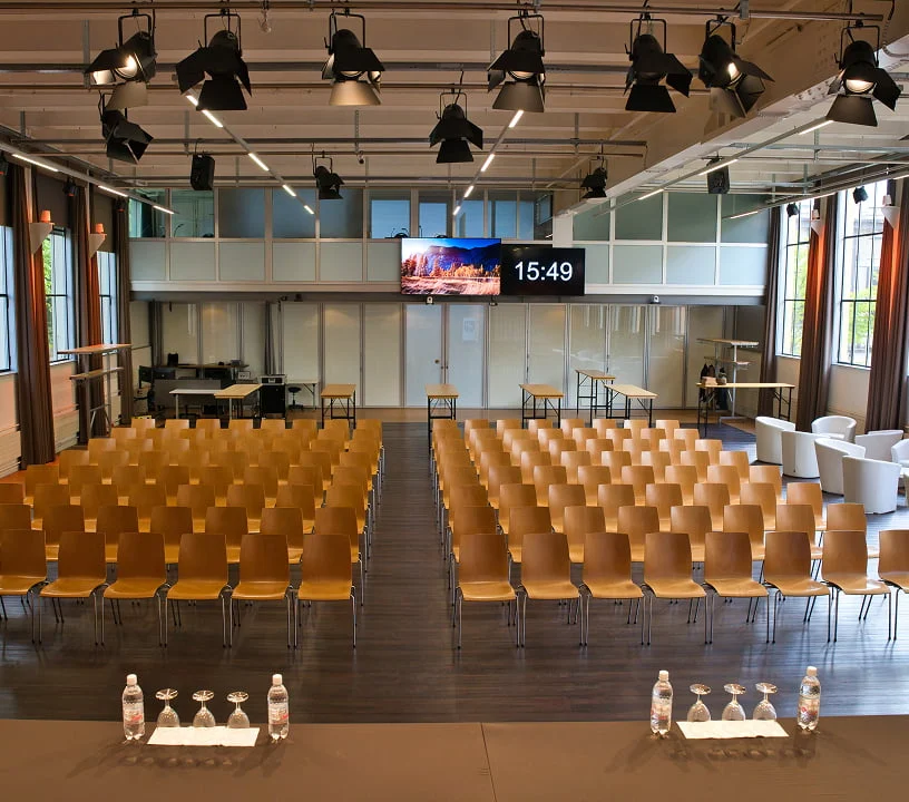 Kongresshalle Bern mit Konzertbestuhlung für 380 Personen, Bühne und 4K-LED-Wand.