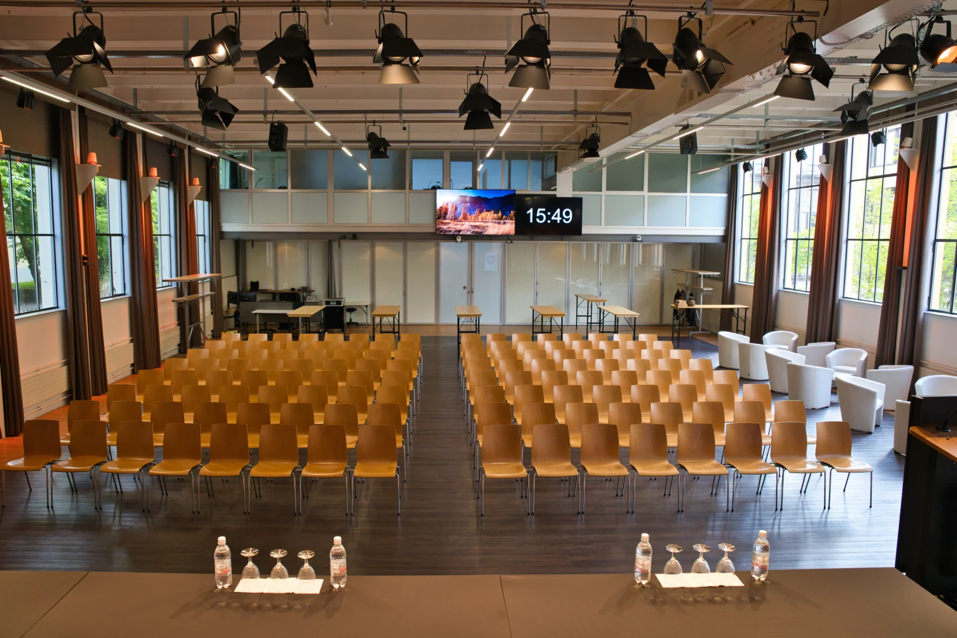 Kongresshalle Bern mit Konzertbestuhlung für 380 Personen, Bühne und 4K-LED-Wand