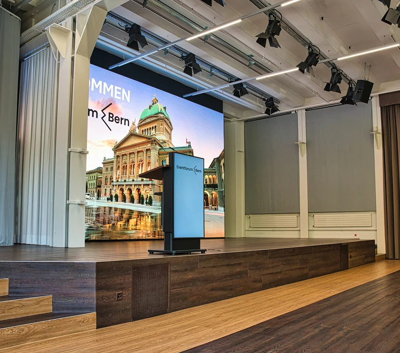 Bühne mit grosser LED-Wand und Rednerpult im Eventforum Bern.