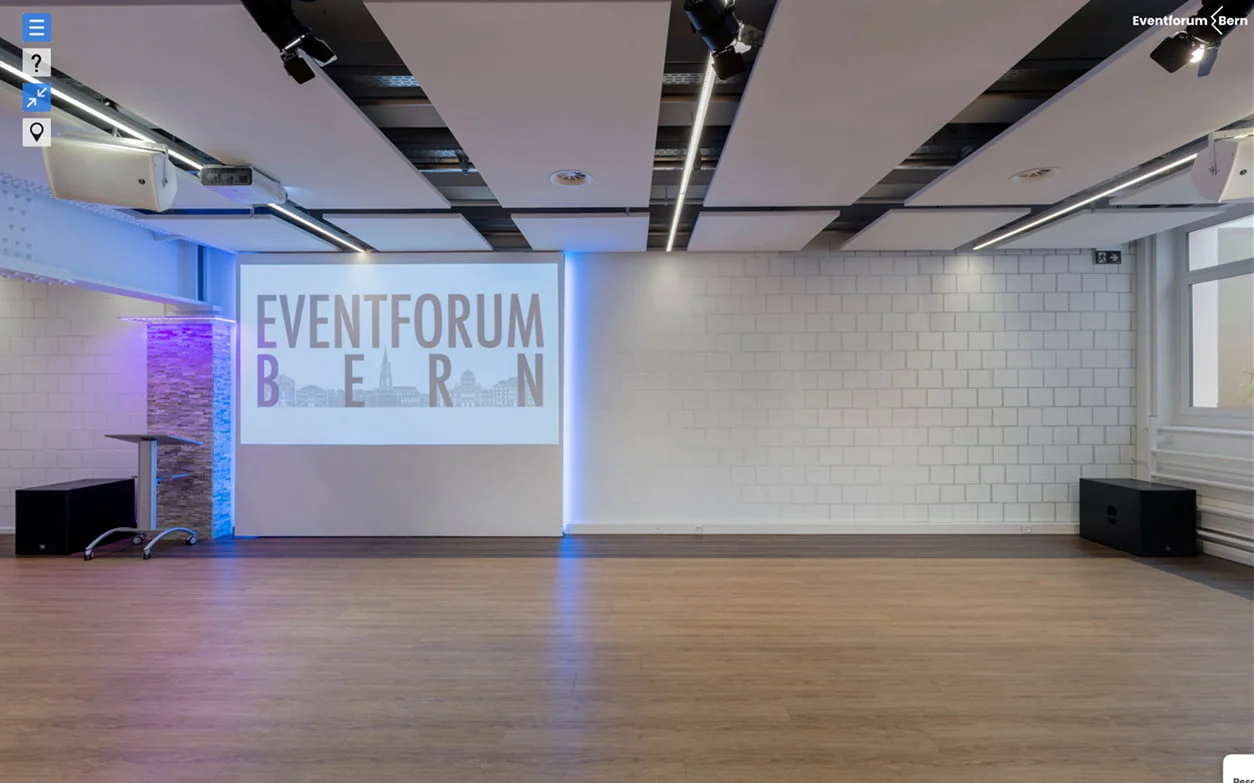 Leerer Seminarraum mit Projektionsfläche und Beleuchtung im Eventforum Bern.