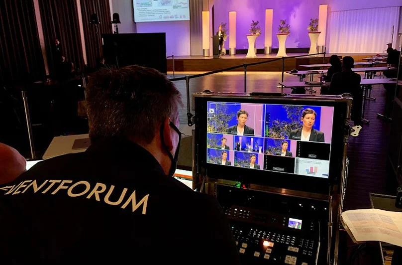 Livestream-Regie mit Monitoransicht während einer Podiumsdiskussion im Eventforum Bern.
