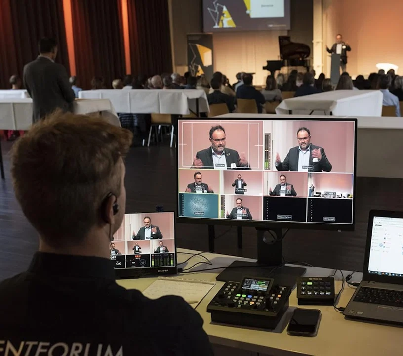 Livestream-Regie mit Monitoren während einer Veranstaltung im Eventforum Bern.