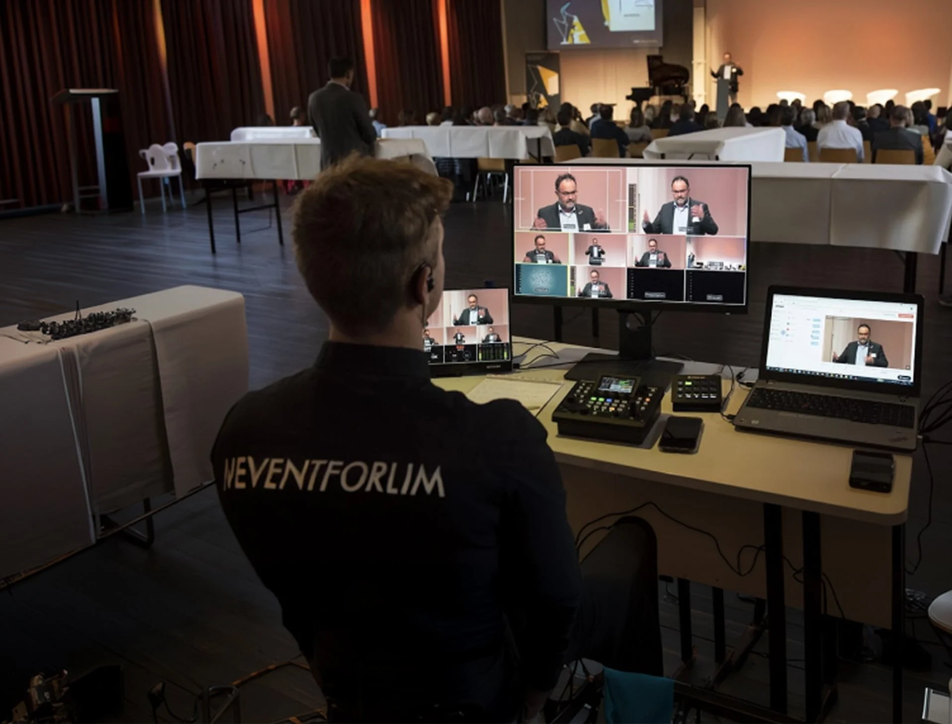 Livestream-Regie mit Monitoren und Kameraperspektiven während eines Vortrags im Eventforum Bern.