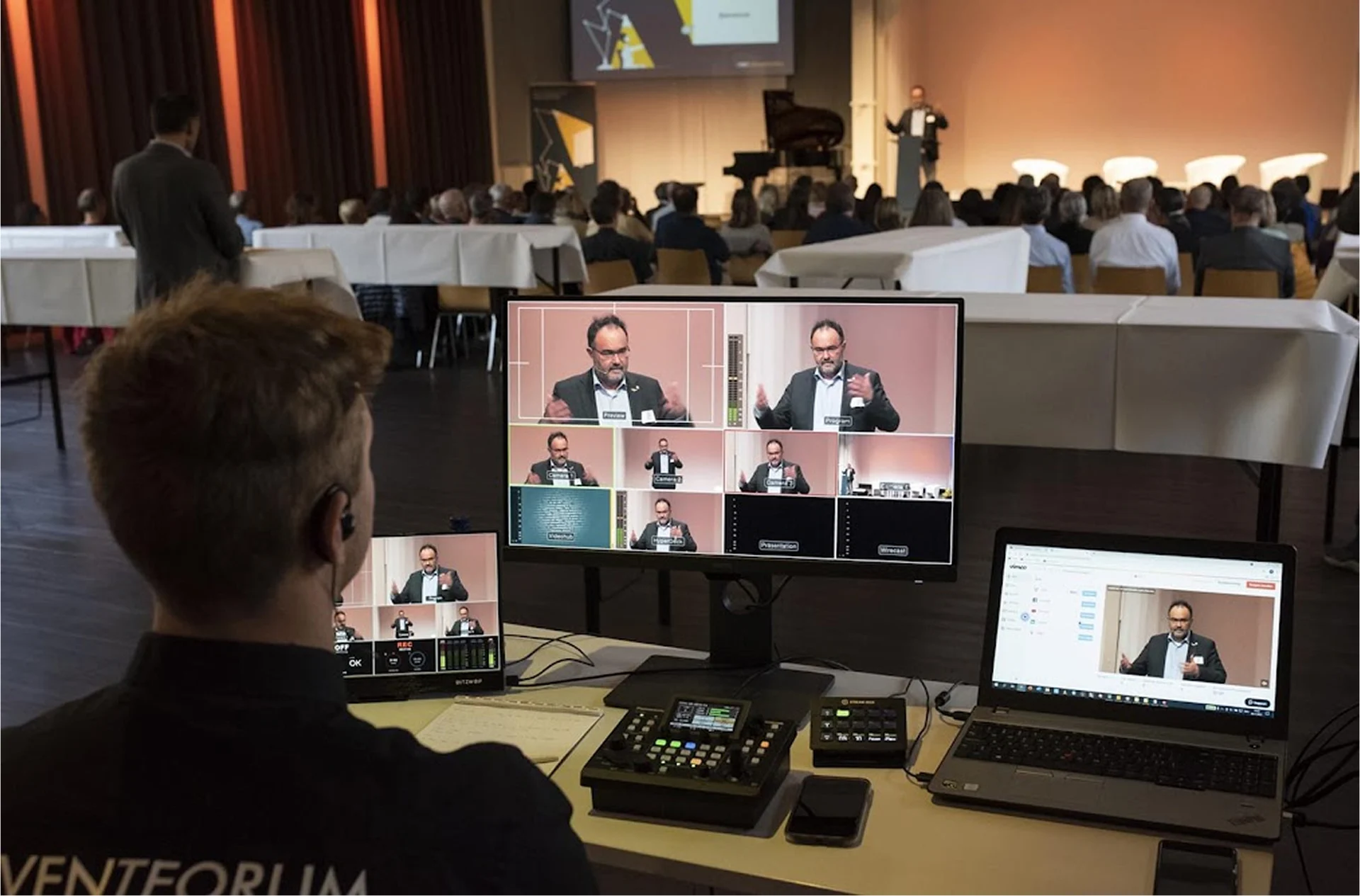 Livestream-Regie mit Monitoren und Kameraperspektiven während einer Veranstaltung im Eventforum Bern.
