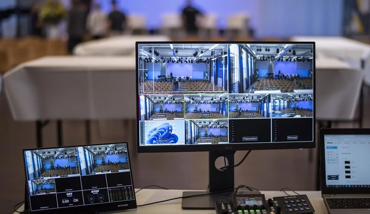 Livestream-Regie mit Monitoren und Kameraperspektiven in einem Veranstaltungsraum im Eventforum Bern.