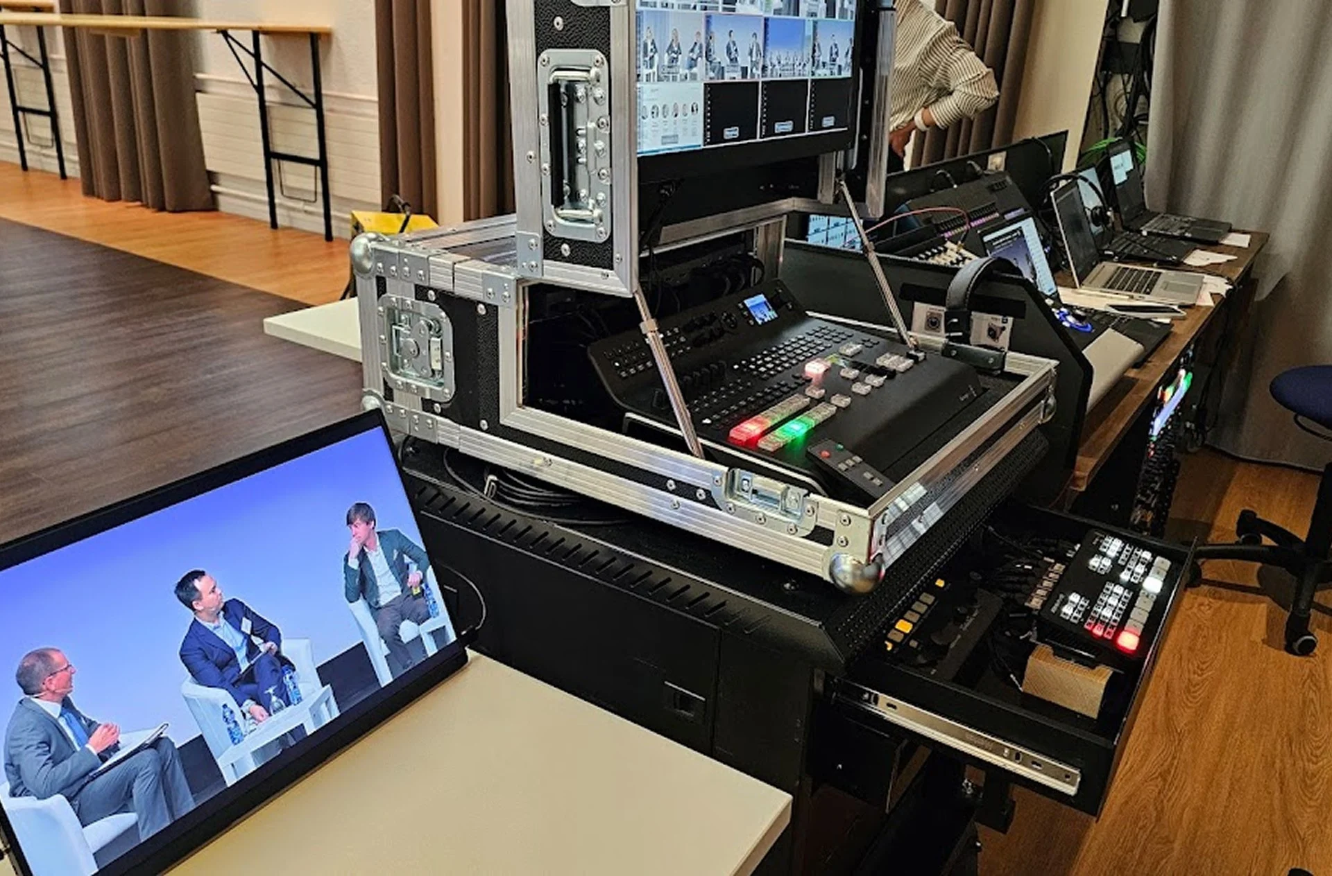 Livestream-Regietechnik mit Monitoransicht einer Podiumsdiskussion im Eventforum Bern.