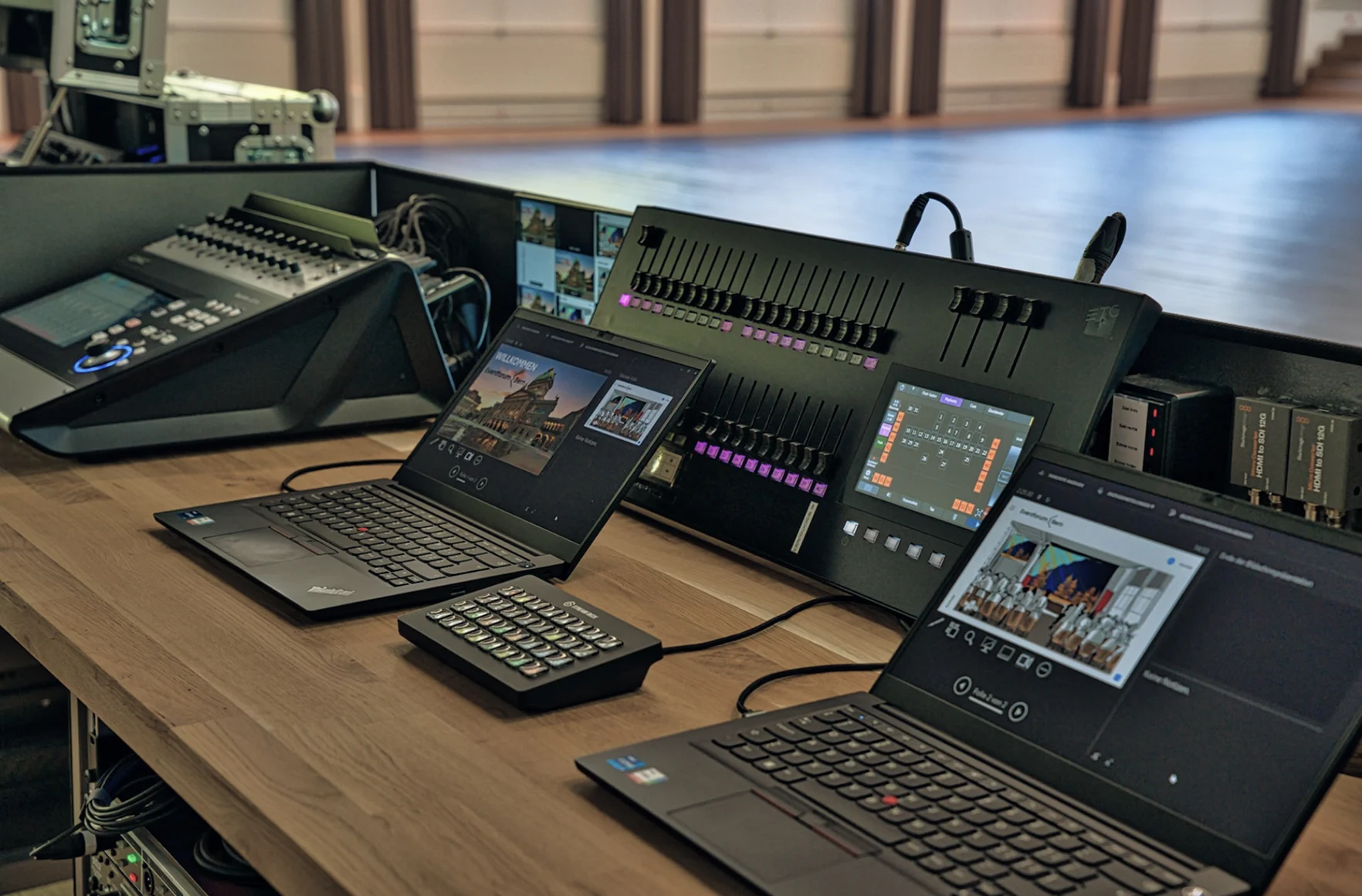 Mediensteuerung mit Laptops und Mischpult im Eventforum Bern.