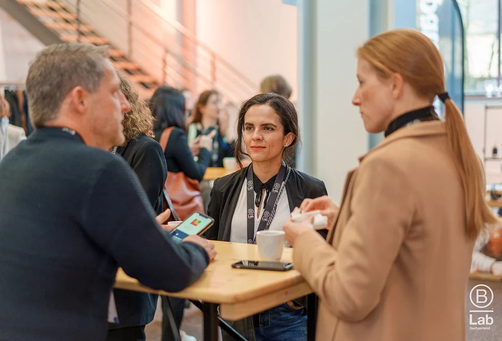 Teilnehmende unterhalten sich bei einer Kaffeepause im Eventforum Bern.