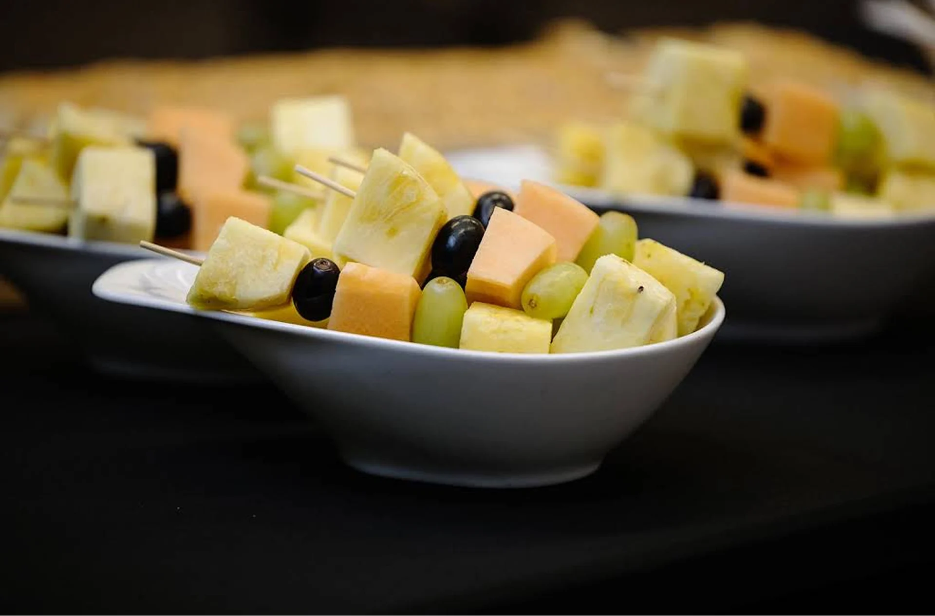 Obstschalen mit Fruchtspiessen für das Catering im Eventforum Bern.