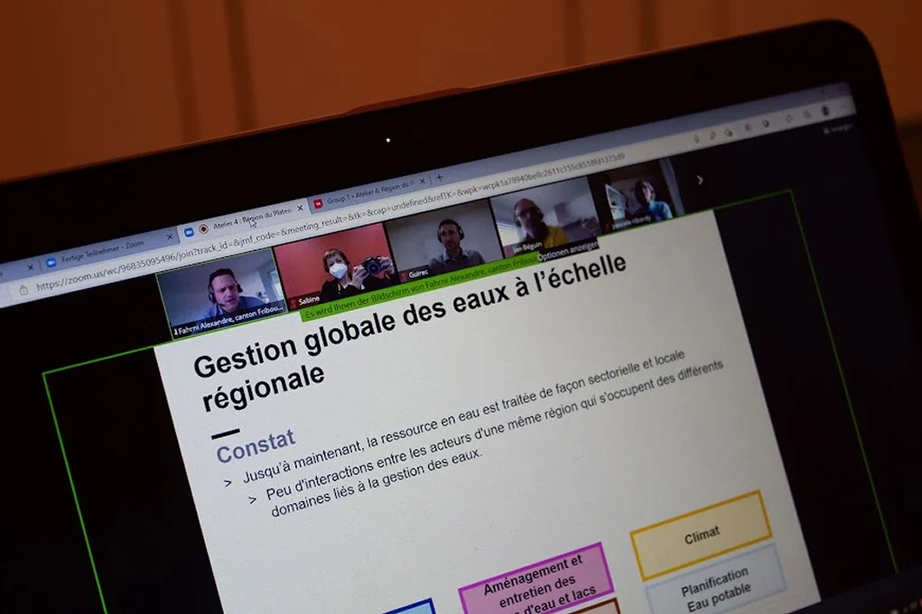 Online-Präsentation per Videokonferenz als Beispiel für ein hybrides Veranstaltungsformat.