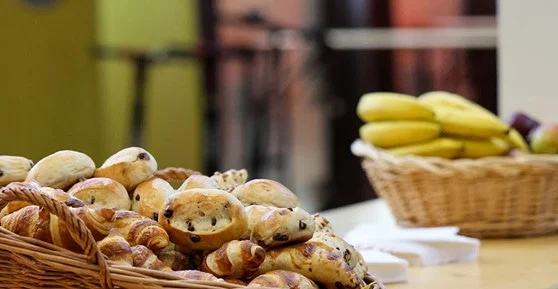 Pausenverpflegung mit Gebäckkorb und Bananen bei einer Veranstaltung im Eventforum Bern.
