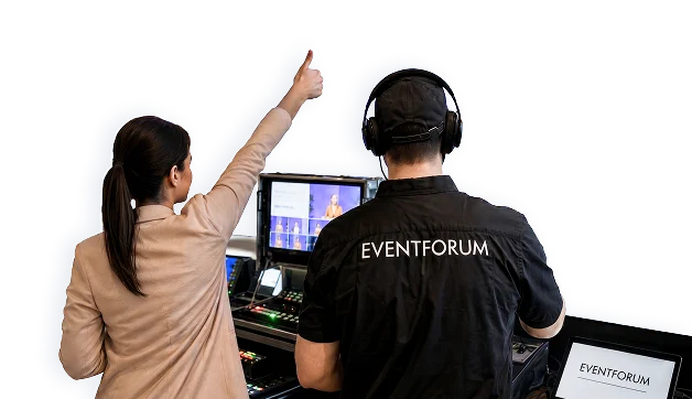 Eventforum-Mitarbeitende betreuen die Veranstaltungstechnik vor Ort.