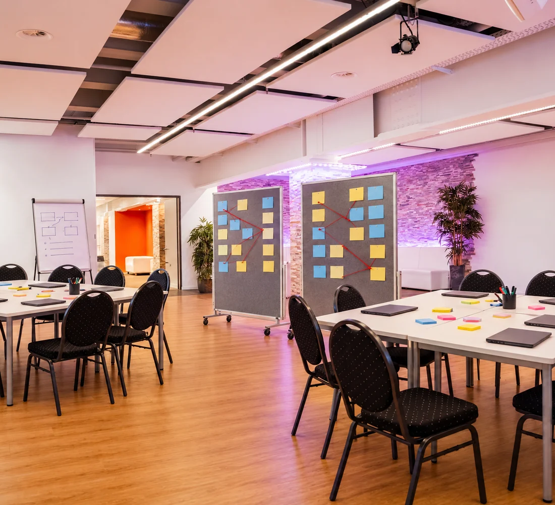 Fotomontage: FabrikLounge mit zwei Teaminseln und Pinnwänden im Eventforum Bern
