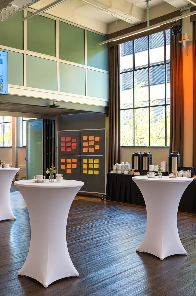 Fotomontage: Foyer mit Stehtischen, Kaffee und Pinnwänden für die Risiken im Eventforum Bern