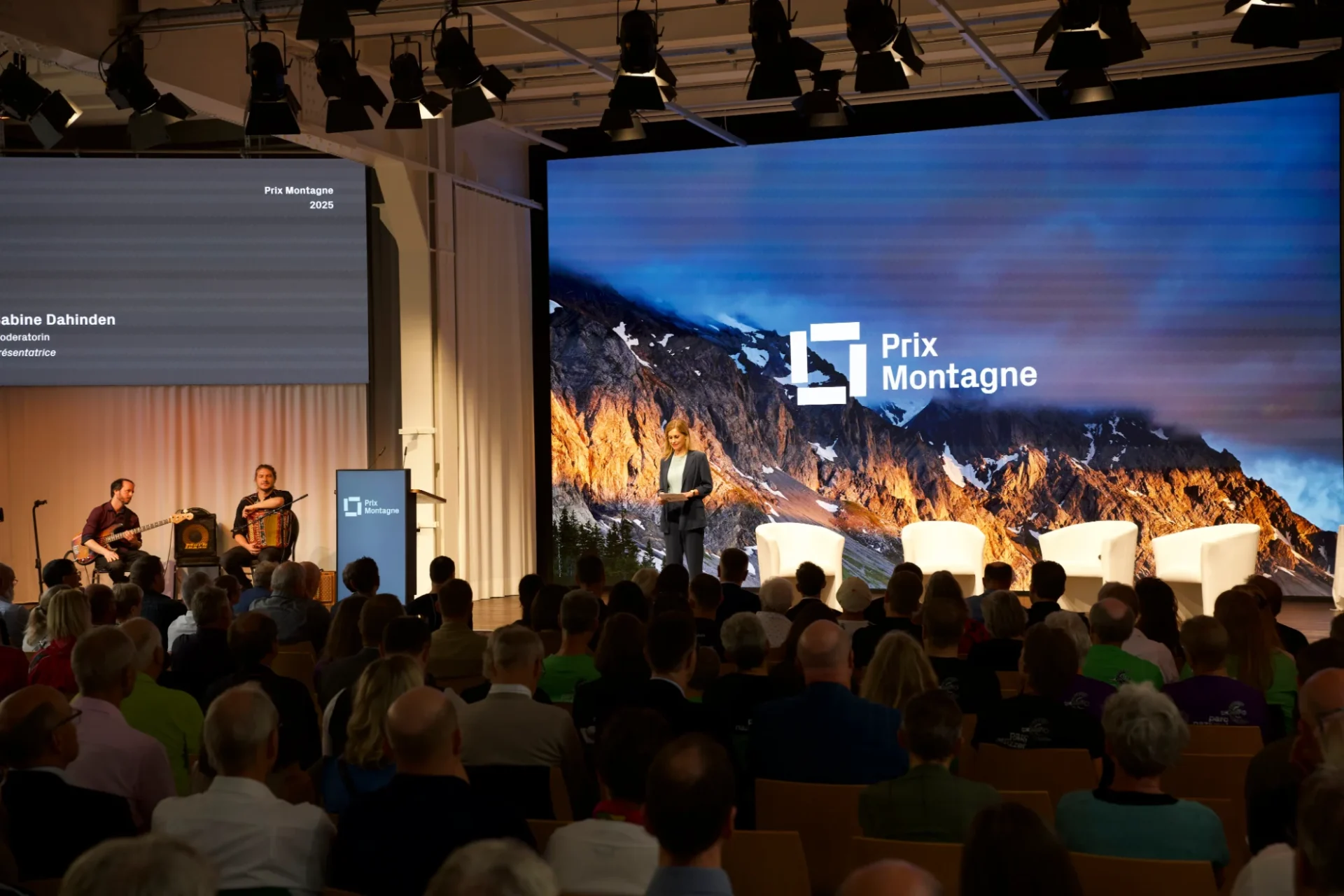 Plenarsaal des Eventforums Bern mit grosser LED-Wand und bestuhltem Publikum.
