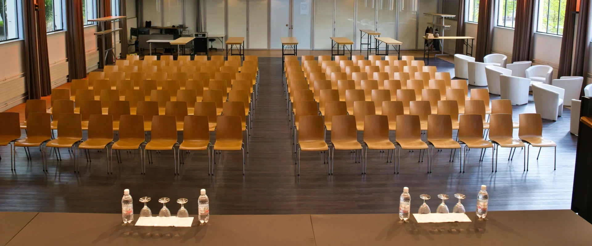 Plenarsaal des Eventforums Bern mit Reihenbestuhlung und Tageslicht