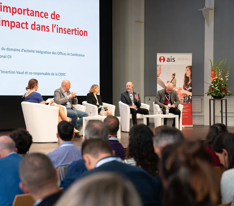 Podiumsdiskussion vor Publikum in einem Konferenzsaal im Eventforum Bern.
