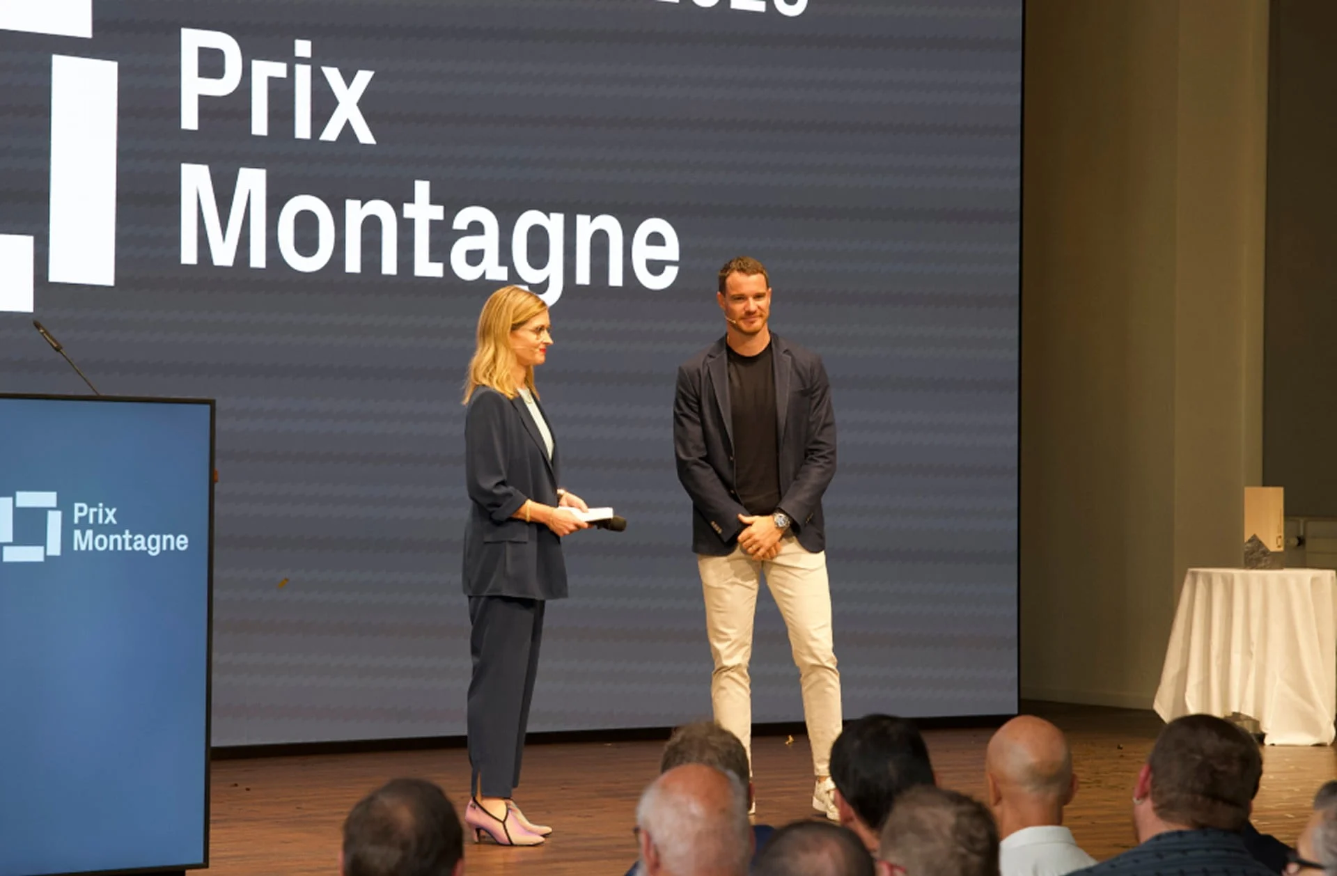 Preisverleihung auf einer Bühne mit Prix-Montagne-Präsentation im Eventforum Bern.