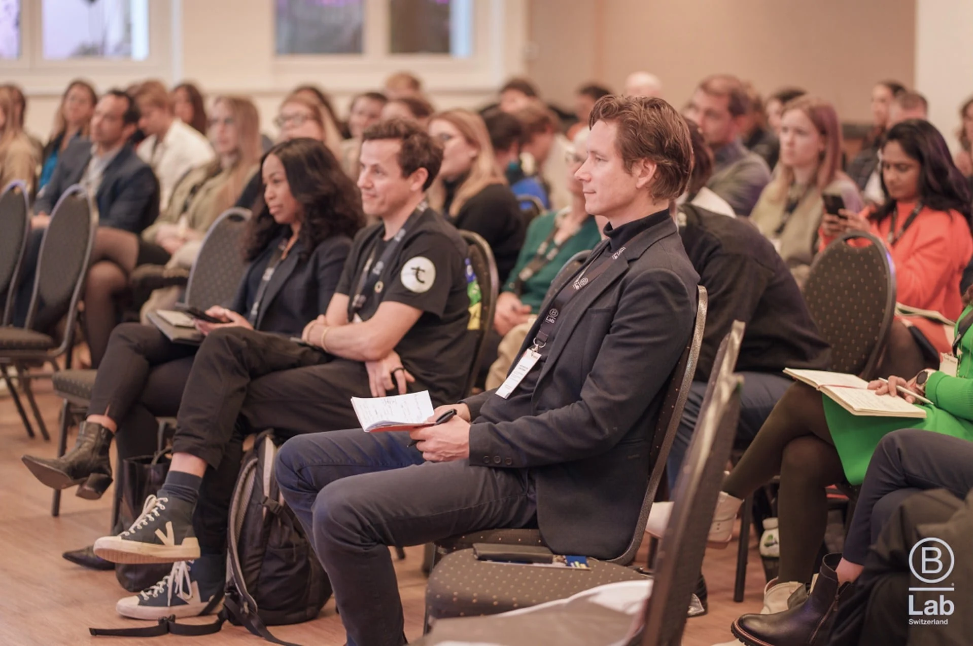Publikum hört einem Vortrag während einer Konferenz im Eventforum Bern zu.