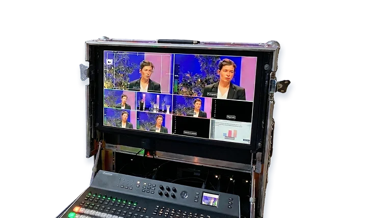 Regiepult mit Monitoransicht für Livestream und Veranstaltungstechnik.