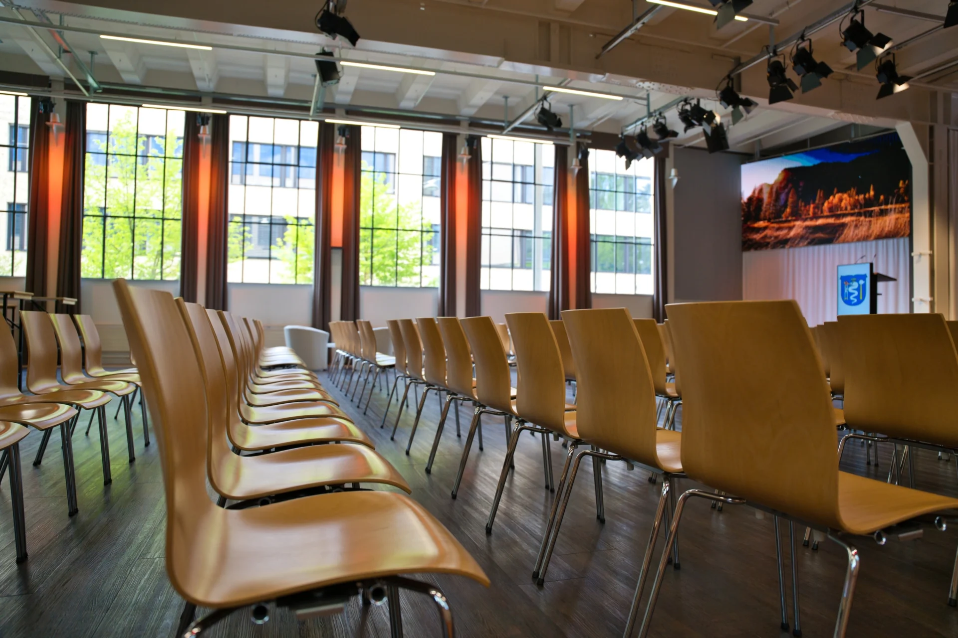 Seminarraum mit Reihenbestuhlung und Tageslicht im Eventforum Bern