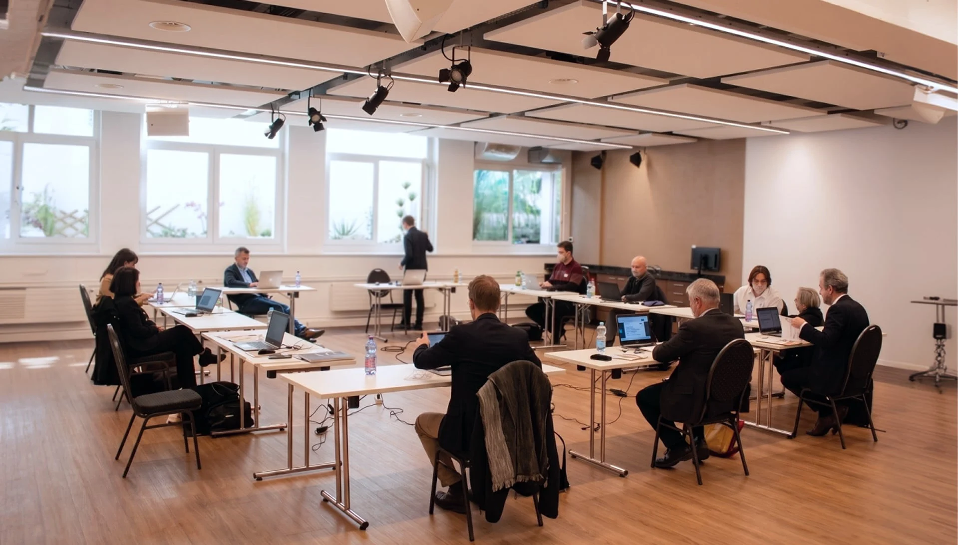 Sitzung mit U-Form-Bestuhlung, Laptops und Präsentationstechnik im Eventforum Bern.